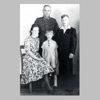 079-0068 Familie Otto und Luise Jermies mit ihren Soehnen Helmut und Edwin .jpg